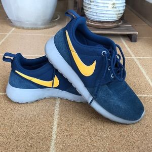 Boys Nikes Size 2.5 Youth